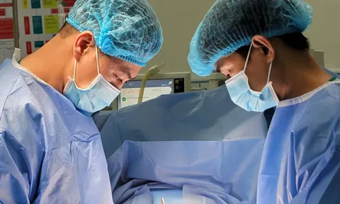 Một thanh niên rước họa khi "tiểu phẫu" bao quy đầu tại tiệm xăm