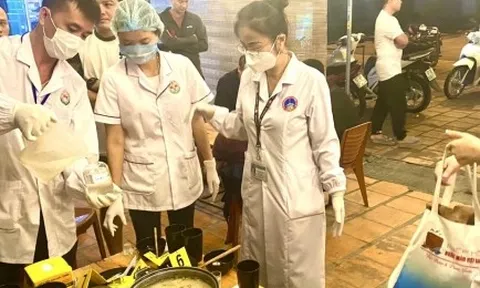Rượu là nguyên nhân khiến 5 người ngộ độc sau bữa ăn tại quán vỉa hè ở Bắc Kạn