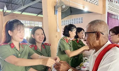 Công an An Giang khám bệnh miễn phí cho 600 người dân Campuchia
