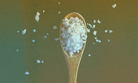 Khám phá bí ẩn về muối cổ xưa: Vì sao ăn ít muối lại yếu cơ?