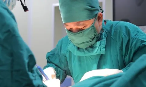 Người đàn ông bị chém gần lìa cẳng chân