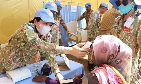 Đội Công binh Việt Nam khám bệnh, cấp thuốc miễn phí cho phụ nữ và trẻ em ở Goli, Abyei