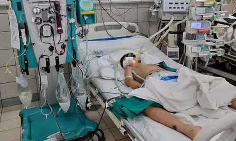 Bé trai có phổi trắng xoá do nhiễm vi khuẩn trong bùn đất sau khi đá bóng