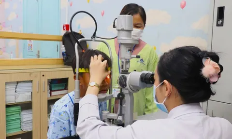 Xem người khác câu cá trẻ bị lưỡi câu móc vào mắt