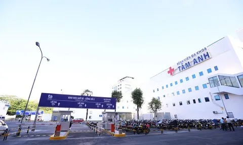 TP HCM: Bé trai chào đời trên ghế xe ô tô