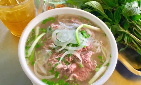 Thực hư chuyện ăn phở và uống trà đá cùng lúc "gây viêm đại tràng, ung thư"?