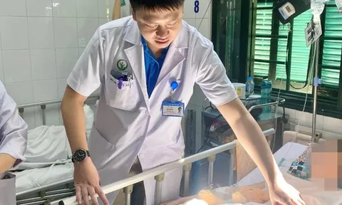 Áo chống nắng cuốn vào bánh xe máy, cô gái 18 tuổi gần đứt rời cánh tay