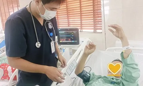 Đang ăn cơm bên đường, người đàn ông bất ngờ méo miệng, liệt nửa người