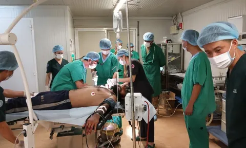 Bác sĩ Việt Nam mổ khẩn dã chiến cứu người ngoài lãnh thổ