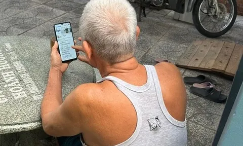 Khi người già chăm lên mạng