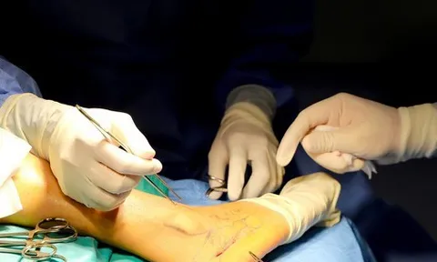 Người phụ nữ gãy xương khắp cơ thể vì căn bệnh cực hiếm gặp