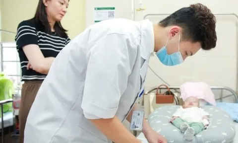 Bé sơ sinh bị muỗi đốt vào trán, 2 ngày sau phải nhập viện gấp