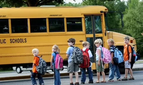 Cách thế giới hạn chế nguy cơ trẻ bị bỏ quên trên xe đưa đón