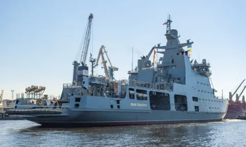 Tàu phá băng chiến đấu Ivan Papanin thử nghiệm thực chiến ở Bắc Cực