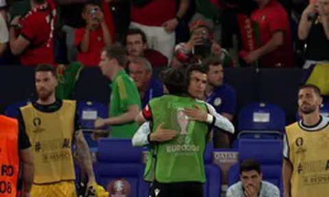 Khoảnh khắc đặc biệt giữa Ronaldo với người hùng của Georgia, fans thi nhau ca ngợi