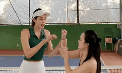 Hoa hậu Đỗ Thị Hà khoe nhan sắc ngọt ngào trên sân pickleball, bắt trend nữ tổng tài bắn chun đỏ tay khiến dân tình cười lăn