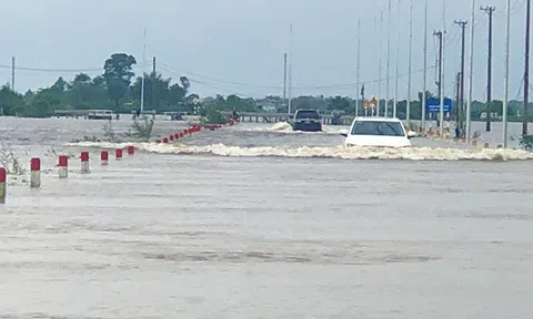 Lũ trên sông Hương dao động ở mức cao, học sinh vùng ngập lụt tiếp tục nghỉ học