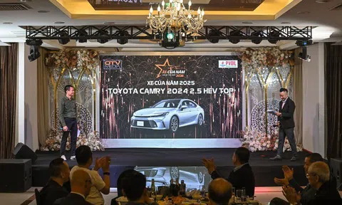 Toyota Camry 2.5 HEV TOP đạt danh hiệu xe của năm 2025