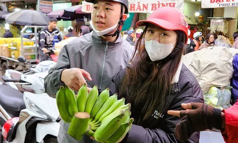 Giá chuối xanh bày mâm ngũ tăng phi mã