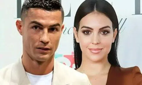 Bạn gái gây tranh cãi vì tấm ảnh chụp trong sinh nhật của Ronaldo, bị chê "bất lịch sự" với mẹ chồng tương lai