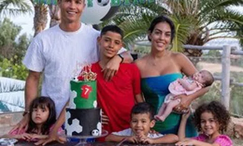 Ronaldo và bạn gái khoe món quà “của ít lòng nhiều” nhận được từ các nhóc tì, dân tình tấm tắc khen dạy con khéo