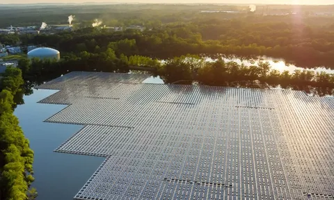 “Kỳ quan” trang trại điện mặt trời nổi, lớn đến mức có thể nhìn thấy từ không gian