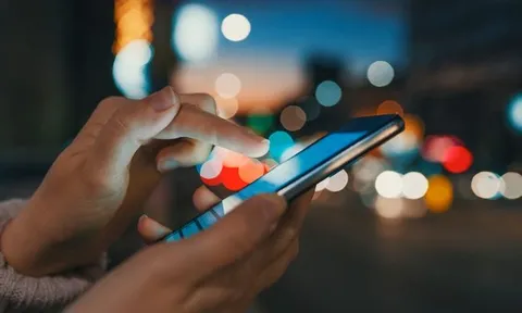 Cách bảo vệ “cửa sổ tâm hồn” khi dùng điện thoại ban đêm, ai cũng nên biết