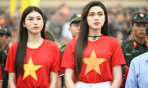 Đỗ Thị Hà và dàn thí sinh Hoa hậu Việt Nam dự Lễ Thượng cờ ở đôi bờ Hiền Lương - Bến Hải