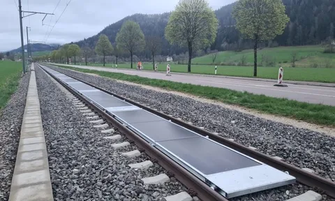 Nhà máy điện mặt trời có 1-0-2 trên thế giới nằm trên đường ray tàu hoả