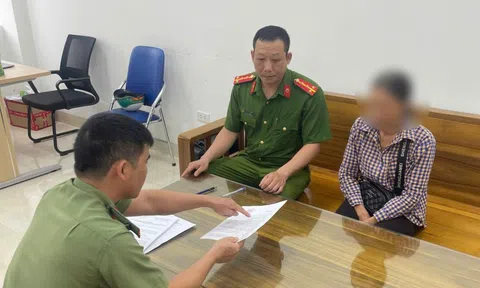 Phạt phụ nữ loan tin "đeo dép lê lái xe bị phạt tiền"