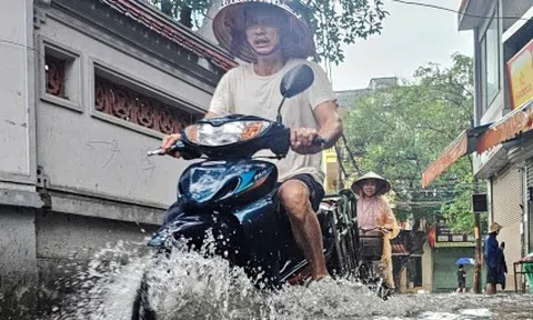 Nhiều tuyến đường ở Hà Nội ngập sâu sau trận mưa lớn sáng 1/5