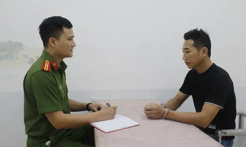 Hé lộ nguyên nhân khiến nam phụ huynh tấn công cô giáo, kéo ra giữa mưa