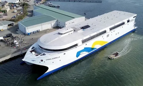 Cận cảnh con tàu chạy điện lớn nhất thế giới với pin nặng 275 tấn