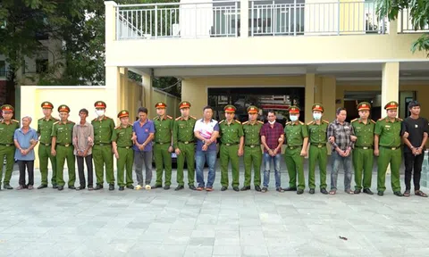 Lộ diện thêm cán bộ hải quan trong đường dây buôn lậu xăng dầu núp bóng "tạm nhập tái xuất"