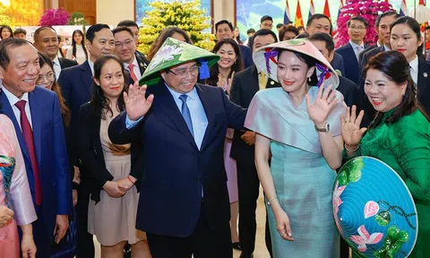 Thủ tướng Thái Lan đội nón lá, trải nghiệm làm tranh dân gian Đông Hồ cùng Thủ tướng Việt Nam