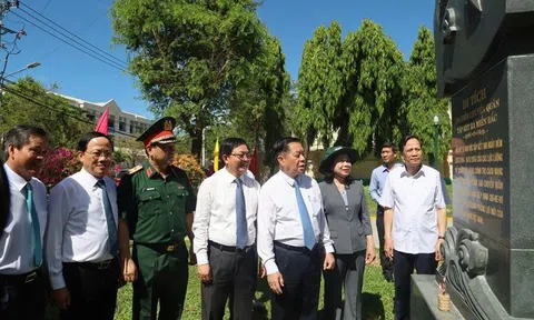 Bình Định dâng hoa kỷ niệm tại di tích Địa điểm 300 ngày chuyển quân tập kết ra Bắc