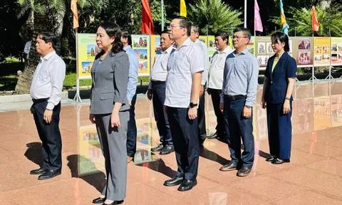 Phó Chủ tịch nước Võ Thị Ánh Xuân dâng hoa, dâng hương tại khu tưởng niệm cụ Nguyễn Sinh Sắc