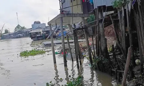 Sạt lở bờ sông ở An Giang, 10 căn nhà bị thiệt hại