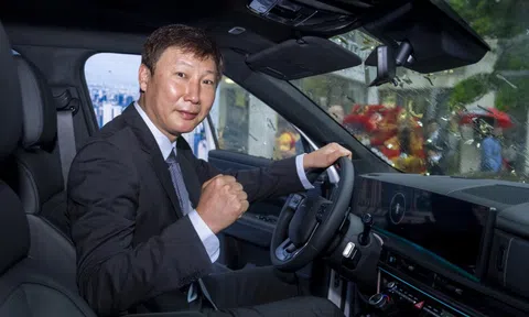 Hyundai Thành Công bàn giao xe Santa Fe bản cao nhất cho HLV tuyển Việt Nam Kim Sang-sik