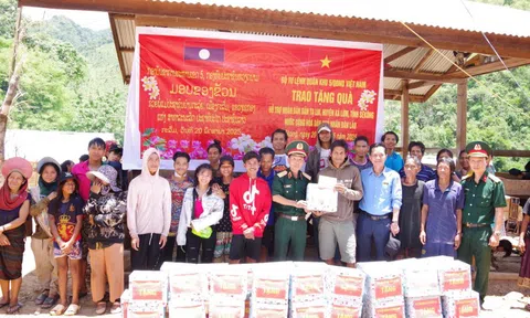 Quân khu 5 thăm, tặng quà bà con bị hỏa hoạn tại bản Tà Lụi (Lào)