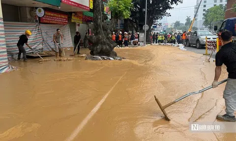 Hà Nội: Bùn từ lòng đất tràn ngược lên phố Cát Linh