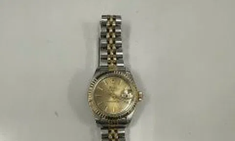 Sân bay Tân Sơn Nhất tìm người bỏ quên đồng hồ "logo Rolex", giày "có chữ Versace"