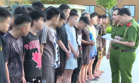 Tạm giữ nhóm đối tượng mang hung khí "gặp ai đuổi đánh người đó"