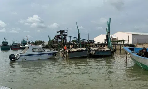 Bắt 9 tàu, sà lan khai thác cát trái phép trên sông Tiền