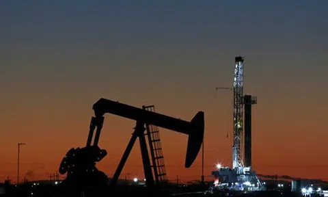 Giá dầu thế giới tăng dựng đứng hơn 10% sau khi Israel tuyên bố tấn công Iran