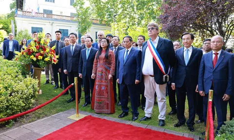 Thủ tướng Phạm Minh Chính dâng hoa tưởng niệm, thăm Không gian Hồ Chí Minh tại Montreuil, Pháp