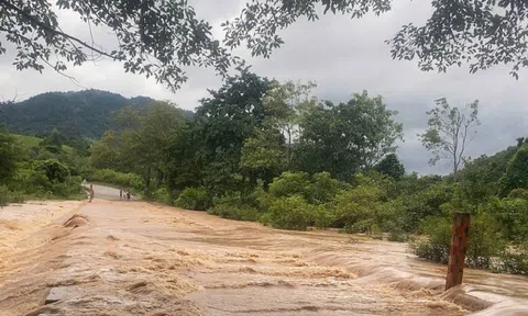 Quảng Bình: 4 người mất tích, hàng chục điểm sạt lở, chia cắt do ngập lụt