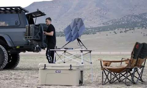 Độc đáo tấm pin năng lượng mặt trời có thể mở ra gập vào như “tờ giấy”