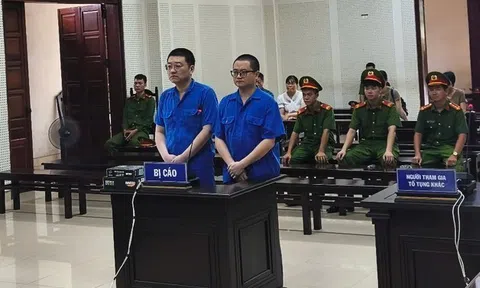 Bà chủ quán trà đá phát hiện 2 đối tượng nước ngoài tiêu tiền giả