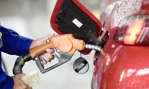 Giá xăng dầu tăng mạnh, có loại tăng gần 1.500 đồng/lít